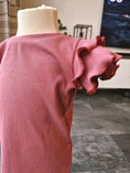 Afbeelding laden in Galerijviewer, Ruffle shirt || Rib - Framboos
